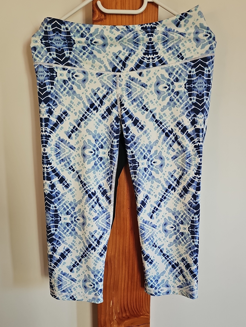 Victoria's Secret Blue & White Tie-Dye Capri Leggings - Size M